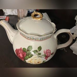 VINTAGE SADLER HAND PINTED ROSES PORCELAIN TEAPOT MADE IN ENGLAND 32 OZ